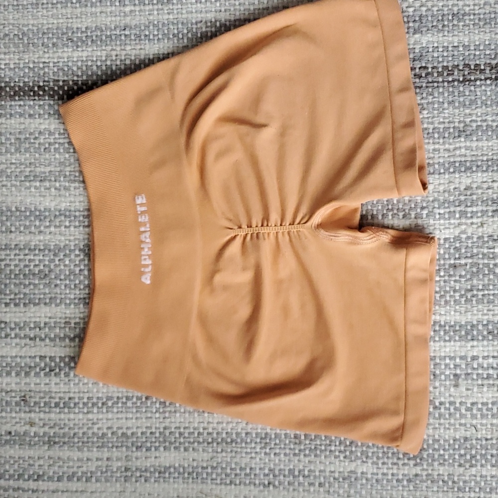 Alphalete amplify shorts cheeky coral xs